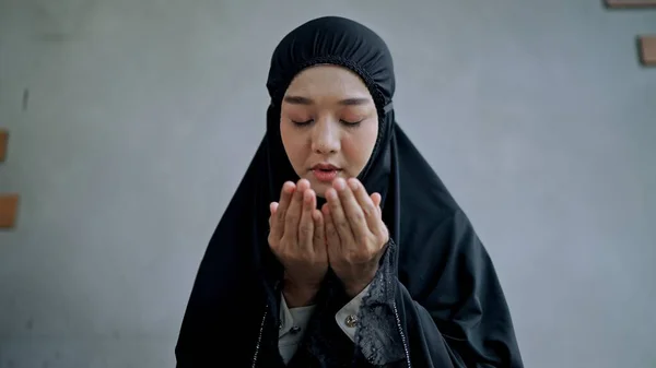 Νεαρή Μουσουλμάνα Φοράει Παραδοσιακά Μαύρα Ρούχα Κάθεται Στο Χαλάκι Κάνει — Φωτογραφία Αρχείου