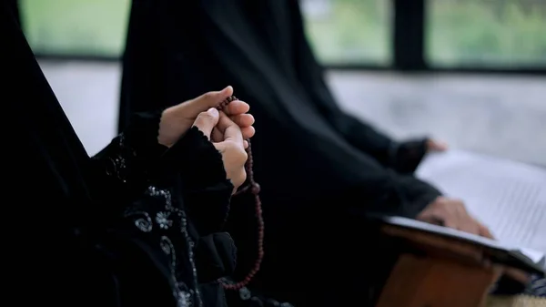Επιλεκτική Εστίαση Στο Χέρι Των Νεαρών Μουσουλμάνων Γυναικών Χρήση Χάντρες — Φωτογραφία Αρχείου