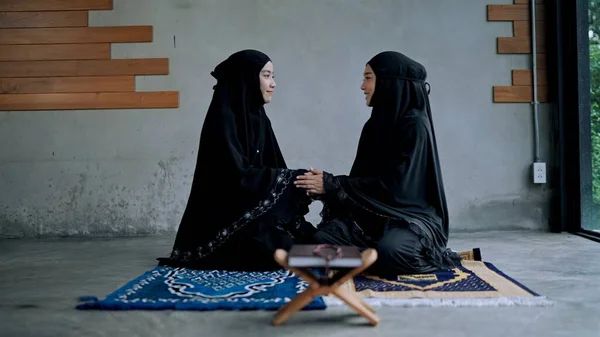 Μουσουλμάνα Γυναίκα Παραδοσιακά Ρούχα Και Χιτζάμπ Χαιρετούν Ένας Τον Άλλο — Φωτογραφία Αρχείου