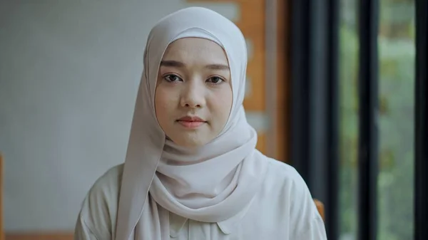 Κοντινό Πορτρέτο Όμορφη Νεαρή Μουσουλμάνα Γυναίκα Φορώντας Όμορφη Μαντίλα Και — Φωτογραφία Αρχείου