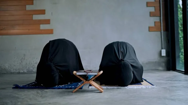 Νεαρή Μουσουλμάνα Γυναίκα Και Αδελφή Φοράει Παραδοσιακά Μαύρα Ρούχα Κάθεται — Φωτογραφία Αρχείου