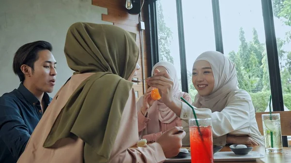 Jovem Homem Muçulmano Três Mulheres Bonitas Têm Hijab Ter Tempo — Fotografia de Stock