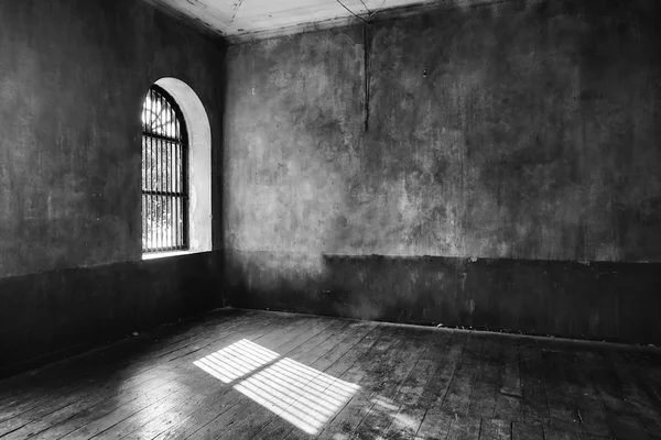 Luz entrando por la ventana de la casa abandonada — Foto de Stock