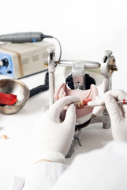 Diş teknisyeni articulator ile çalışma