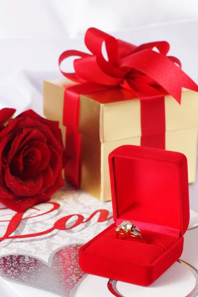 Golden diamond ring with gift box and red rose — Stock Photo, Image