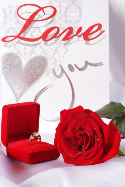Golden diamond ring in box and red rose — Stock Photo, Image