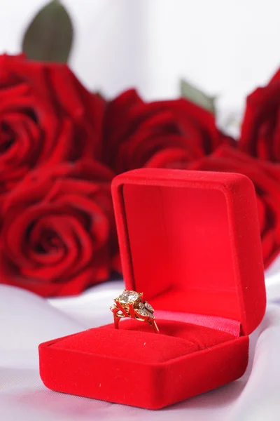 Golden diamond ring in box and red rose — Stock Photo, Image