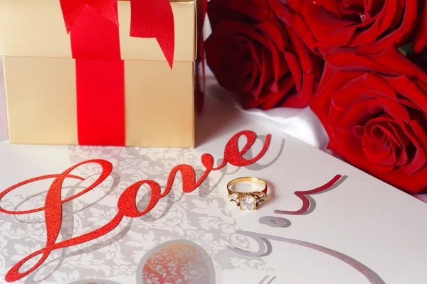 Golden diamond ring with gift box and red rose — Stock Photo, Image