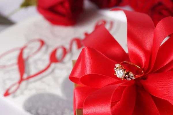 Golden diamond ring with gift box and red rose — Stock Photo, Image