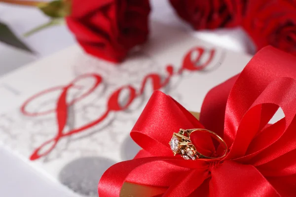 Goldener Diamantring mit Geschenkkarton und roter Rose — Stockfoto