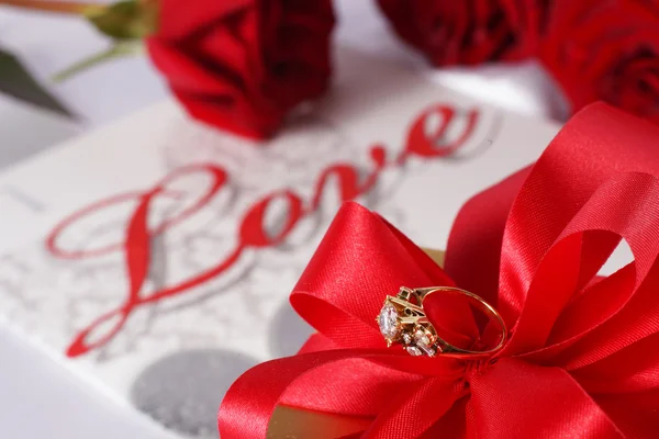 Golden diamond ring with gift box and red rose — Stock Photo, Image