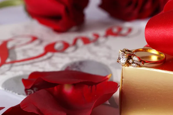 Golden diamond ring with gift box and red rose — Stock Photo, Image