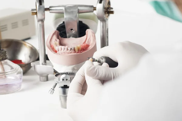 Técnico dental que trabaja con articulador —  Fotos de Stock