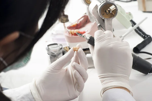 Οδοντοτεχνίτης εργάζονται με αρθρωτής — Φωτογραφία Αρχείου