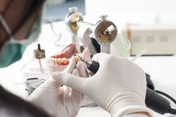 Técnico dental que trabaja con articulador — Foto de Stock