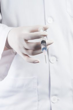 Doktor veya hemşire bir şırınga tutarak hazır bir enjeksiyon