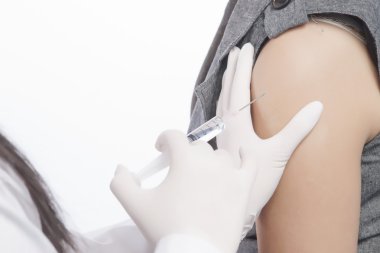 Doktor veya hemşire holding bir şırınga ver ve enjeksiyon