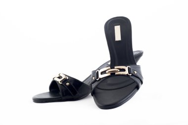 Bir çift siyah yüksek topuklu kadın ayakkabısı.