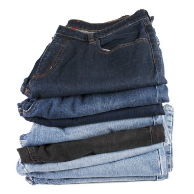 Beyaz arka planda katlanmış mavi kot pantolon yığını