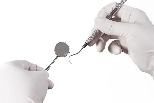 Dentysta trzymając jego narzędzi podczas badania pacjenta — Zdjęcie stockowe