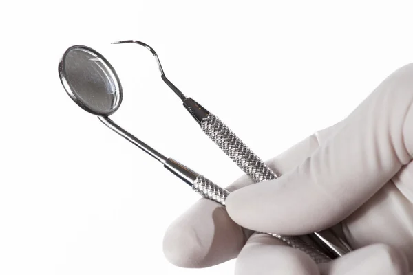 Dentistes mains avec gants médicaux tenant des outils dentaires — Photo