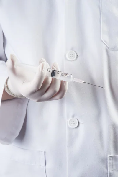 Arzt oder Krankenschwester in der Hand einer Spritze — Stockfoto