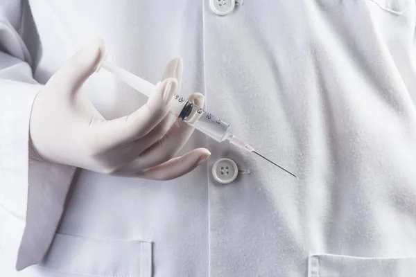 Médico ou enfermeiro segurando uma seringa pronto uma injeção — Fotografia de Stock