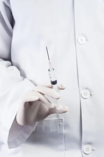 Médico o enfermero sosteniendo una jeringa lista para una inyección — Foto de Stock