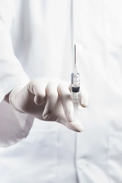 Médecin ou infirmière tenant une seringue prête à injecter — Photo