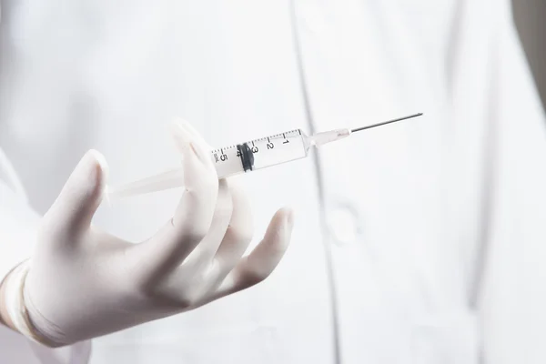 Médico ou enfermeiro segurando uma seringa pronto uma injeção — Fotografia de Stock