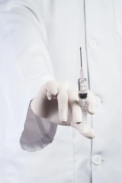 Médico ou enfermeiro segurando uma seringa pronto uma injeção — Fotografia de Stock