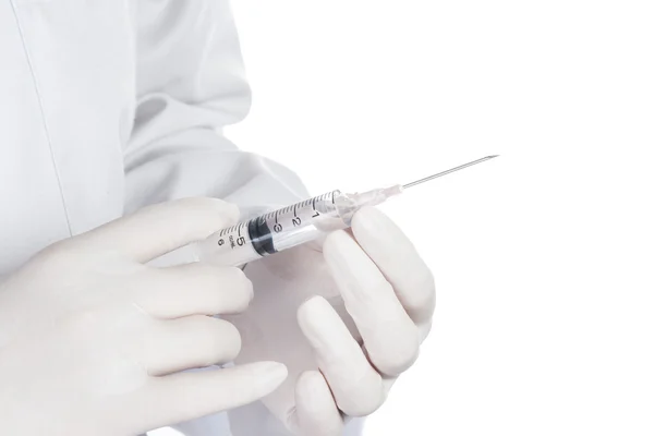 Médico ou enfermeiro segurando uma seringa pronto uma injeção — Fotografia de Stock