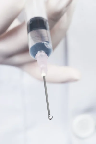 Médico o enfermero sosteniendo una jeringa lista para una inyección — Foto de Stock