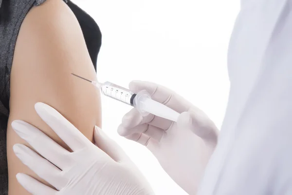 Médico ou enfermeiro segurando uma seringa dê uma injeção — Fotografia de Stock