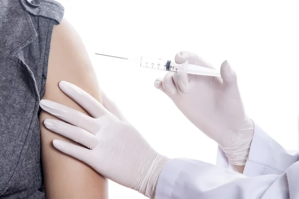 Doktor veya hemşire holding bir şırınga ver ve enjeksiyon