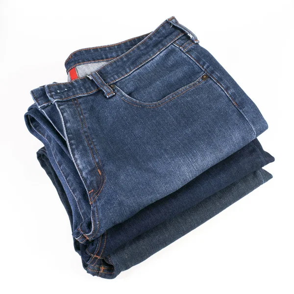 Stapel gefalteter blauer Jeans auf weißem Hintergrund — Stockfoto