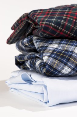 Katlanmış gömlek yığını