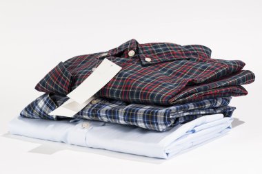 Katlanmış gömlek yığını