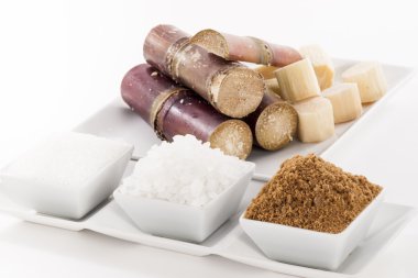 Şeker beyaz arka plan üzerinde çeşitli