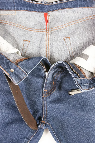 Голубые джинсы с коричневым кожаным ремнем — стоковое фото
