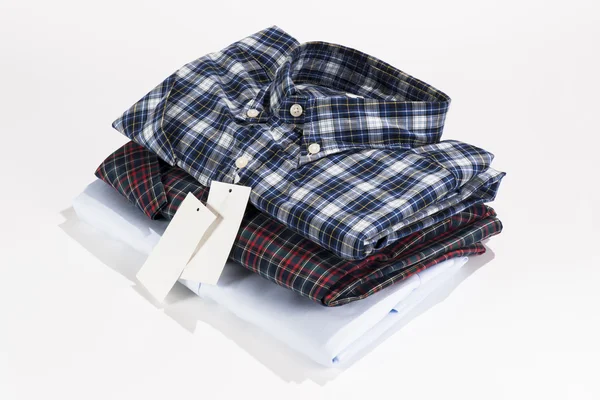 Katlanmış gömlek yığını