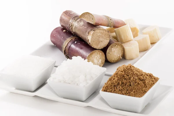 Vários tipos de açúcar no fundo branco — Fotografia de Stock