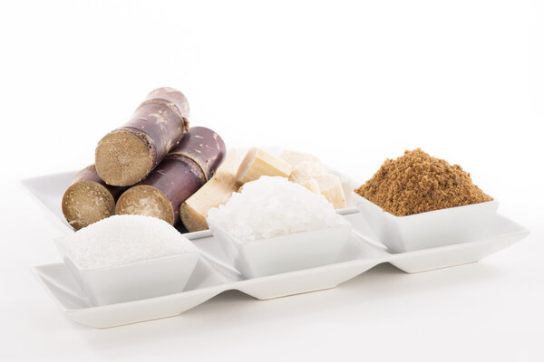 Различные виды сахара на белом фоне
