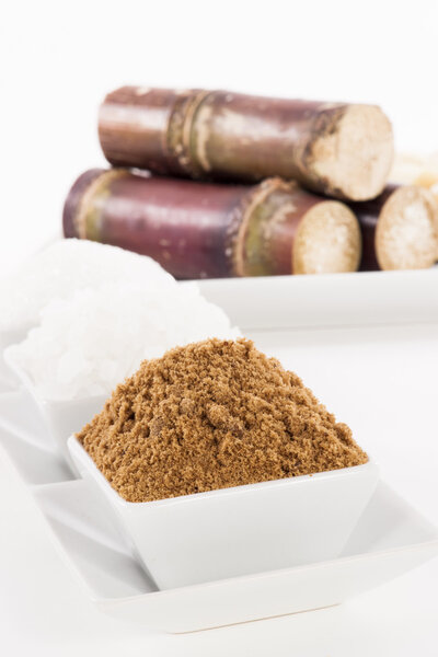 Различные виды сахара на белом фоне
