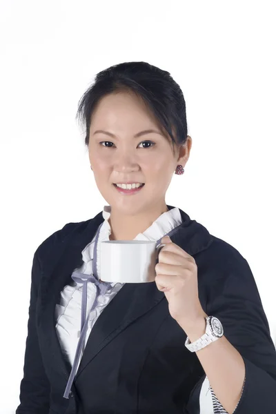 Portret van aantrekkelijke jonge zakenvrouw houdt een kopje koffie — Stockfoto