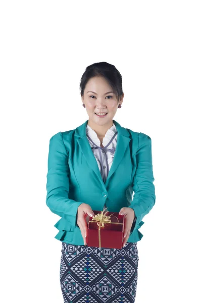 Portret van mooie Aziatische vrouw met een doos van de gift — Stockfoto