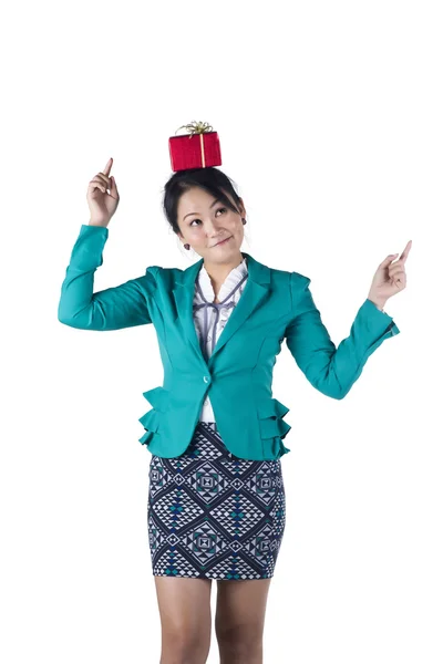 Porträtt av vacker asiatisk kvinna med en presentförpackning på hennes huvud — Stockfoto