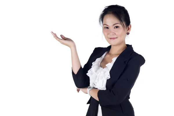 Glücklich lächelnde junge Geschäftsfrau zeigt weiße Fläche für Zeichen o — Stockfoto