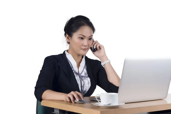 Portrait of business woman speaking on mobile phone while using — Stock Photo, Image
