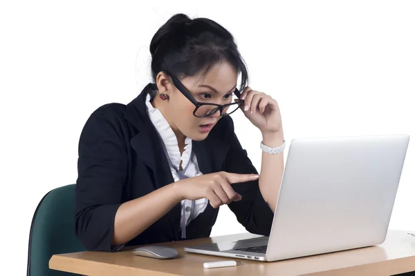 Business woman wijzend op laptop scherm op zoek geschokt en s — Stockfoto